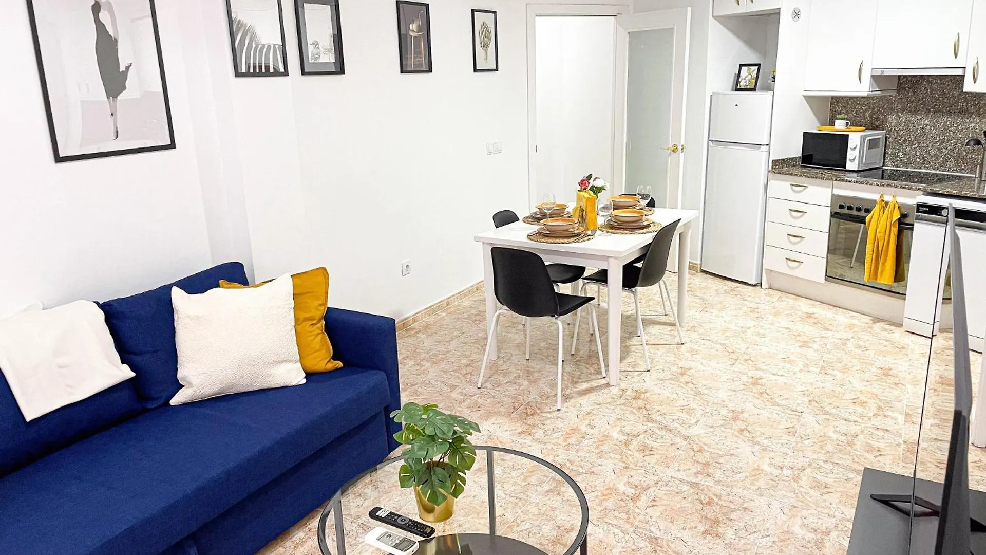 Yellow Apartment Lloret 滨海略雷特 0*,  西班牙
